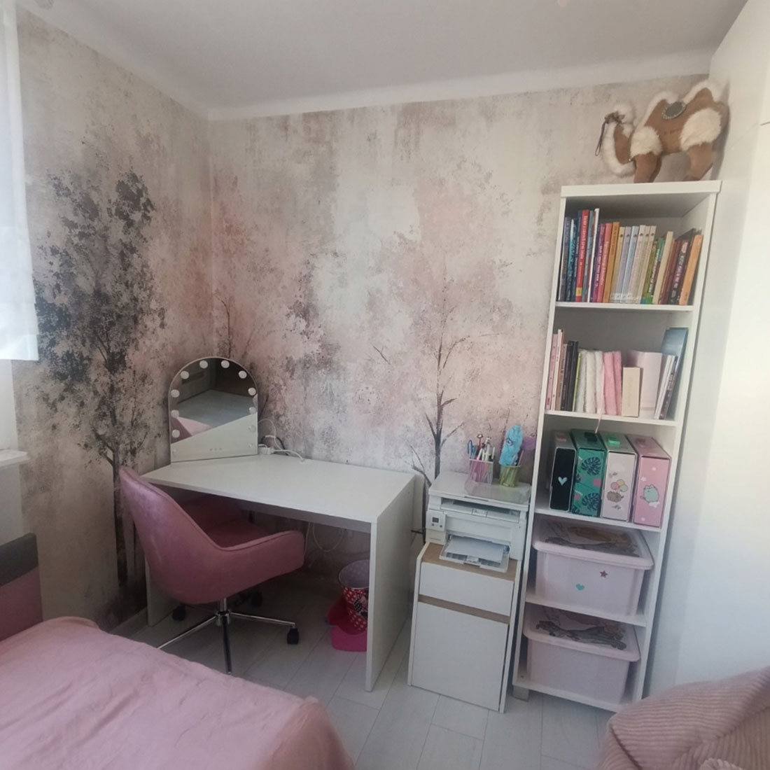 www.smallart.pl Fototapeta Pastelowy LAS Drzewa Różowe Szare Abstrakcja NOWOCZESNA tapeta na wymair dla dziewczynki nastolatki róż pastelowa czerń do pokoju sypialni salonu beton (2)