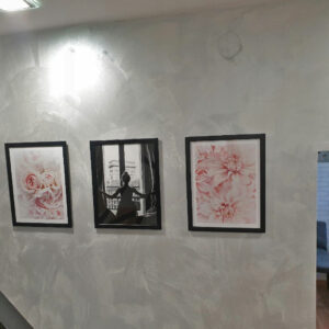 www.smallart.pl obraz komplet zestaw obrazów 3 tryptyk w ramie ramkach ramach paryż widok z okna baletnica pelargonia różowe kwiaty do sypialni salonu elegancki (4)