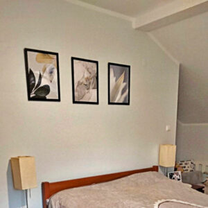 www.smallart.pl zestaw obrazów komplet plakatów z ramami w ramkach marmur marmury pióra białe ptasie kwiaty białe tryptyk do salonu sypialni (4)