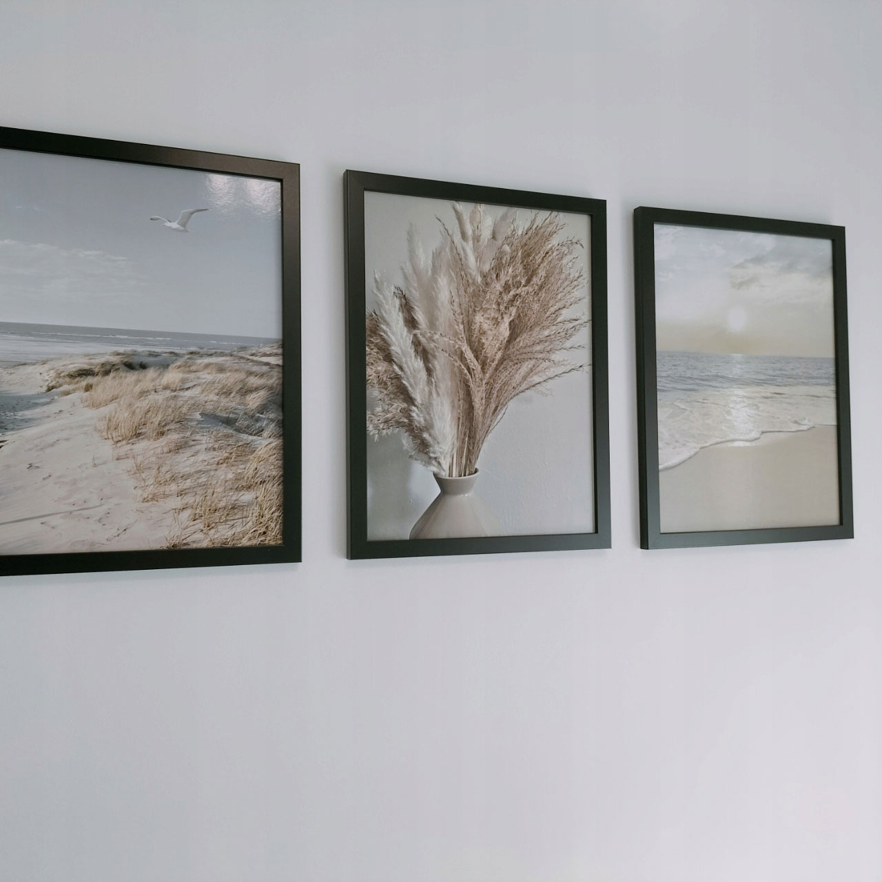 www.smallart.pl Obrazy do salonu sypialni w ramach zachód słońca zestawy komplety trawy wydmy kwiaty dzbanek ramki plakaty morze piasek pastelowe kolory sypialni (5)